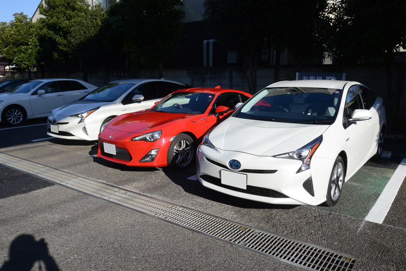 新しいプリウスの試乗車、ハチロク、そして納車されたプリウスという印象深い車列