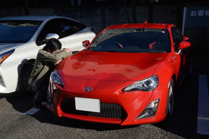 ここまでわざとらしいと、むしろ清々しいような気がする。ハチロクとの別れを悲しむおっさん