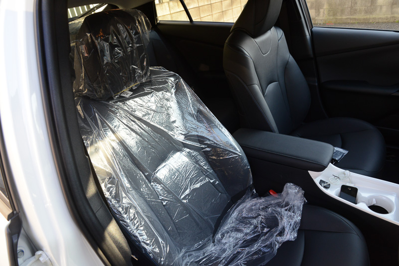 私はシートのカバーは自分で剥ぎ取る派だ