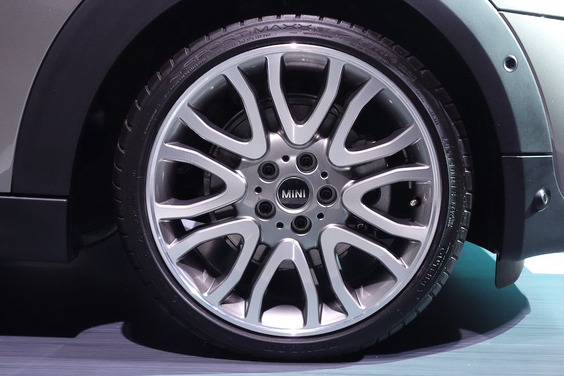 こちらはクーパー S。クーパーと比べ全長だけ異なり、25mm長い3860mm。車両重量は1360kg。マフラーエンドはセンター2本出しレイアウト。足下は17インチアロイホイール（タイヤサイズ：205/45 R17）。価格は397万円