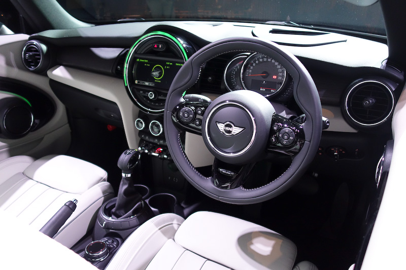 クーパーのインテリア。シートカラーはレザー ラウンジ サテライト・グレー（スポーツ・シート）