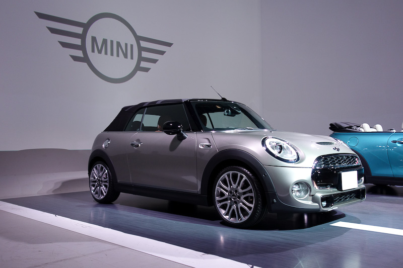 こちらはクーパー S。クーパーと比べ全長だけ異なり、25mm長い3860mm。車両重量は1360kg。マフラーエンドはセンター2本出しレイアウト。足下は17インチアロイホイール（タイヤサイズ：205/45 R17）。価格は397万円