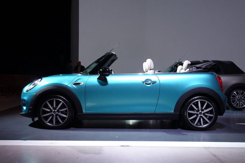 クーパーのボディサイズは3835×1725×1415mm（全長×全幅×全高）、ホイールベース2495mm。車両重量は1320kg。マフラーエンドは1本出しのレイアウト。足下は16インチアロイホイール（タイヤサイズ：195/55 R16）。価格は342万円