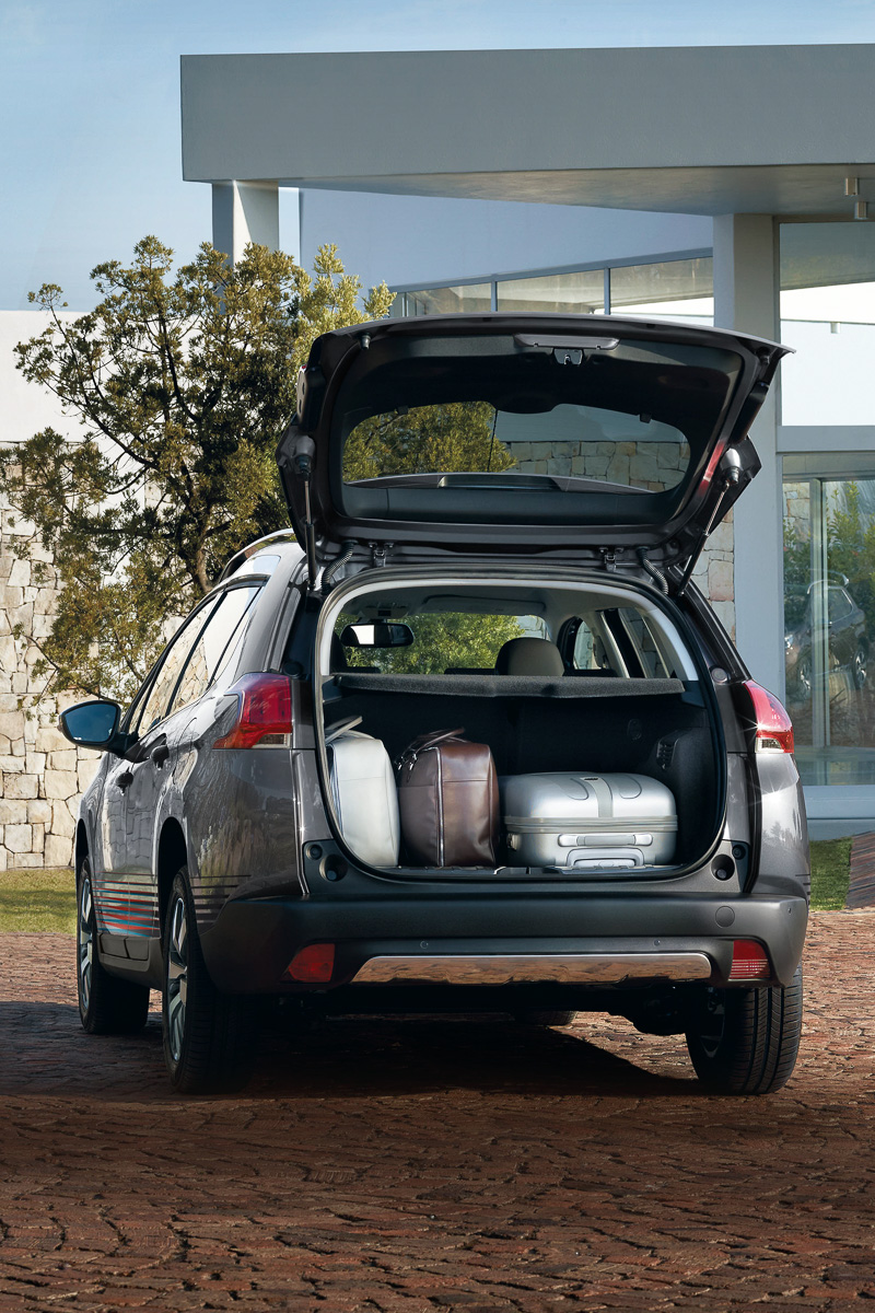 新色の「エメラルド・クリスタル（メタリック）」をボディカラーに採用。通常モデルから1インチアップの17インチホイールに4シーズンタイヤを組み合わせている