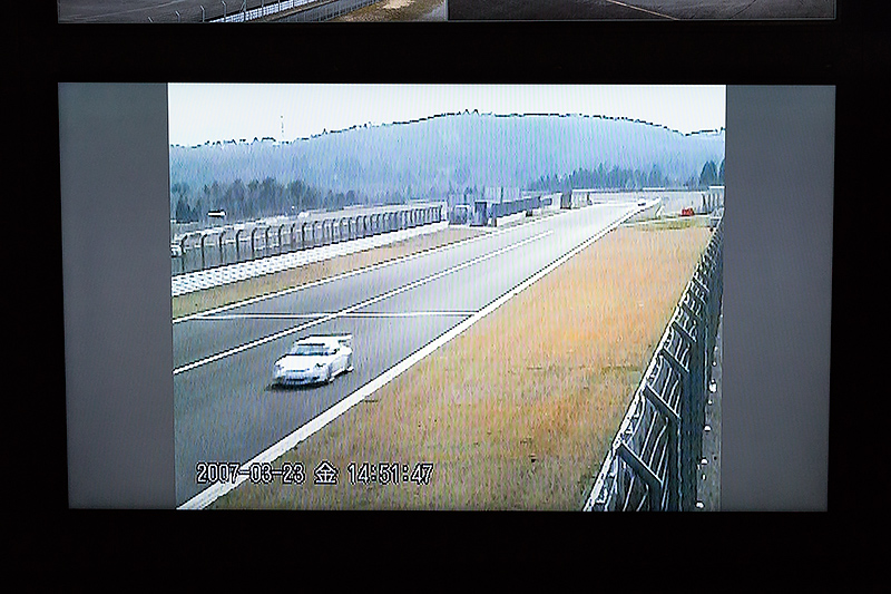 従来のカメラ映像。車両やゼッケンの特定に時間を要したという