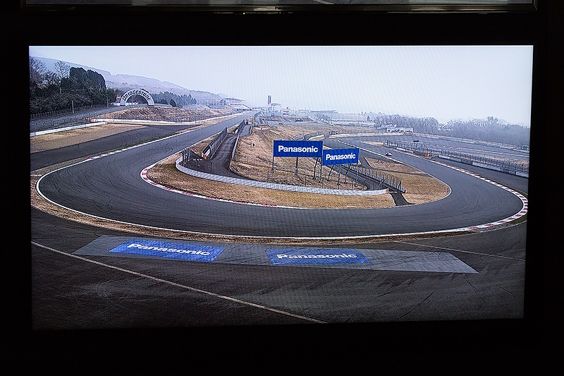 最終コーナーに設置された4Kカメラによる映像。ディスプレイはフルHD