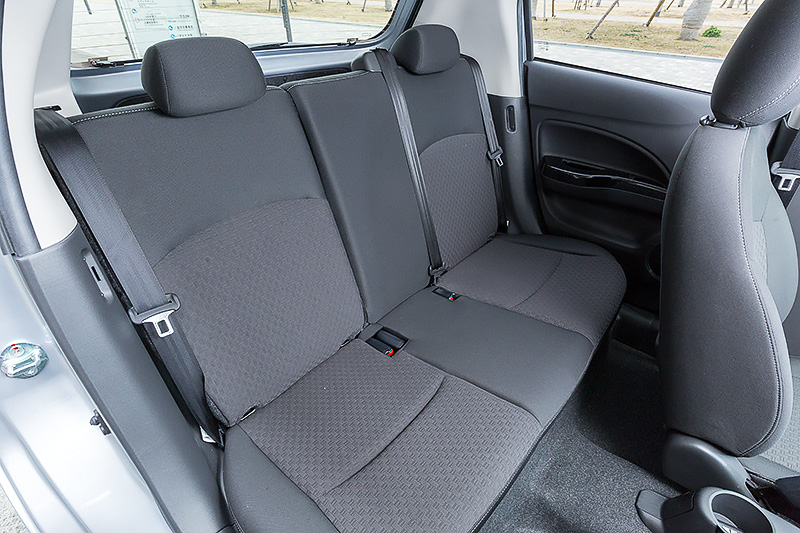 「G」グレードはブラック内装を、「M」グレードはブラック＆アイボリー内装を採用。「G」グレードでは、スポークの一部にピアノブラック＆メッキ加飾を施した本革巻きステアリングホイールを標準装備したほか、メッキリング付きの高輝度常時透過照明点灯タイプのメーターを採用