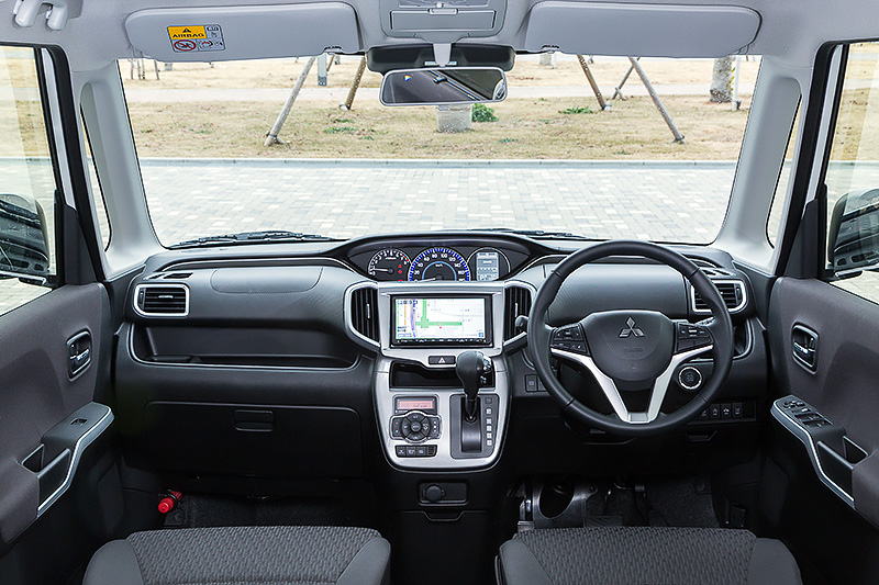 先代モデルからエンジンルームの最小化、ホイールベースを30mm延長するなどし、クラストップの居住空間を実現。また、後席スライドドアの開口長を先代モデルから＋60mmの640mmとし、乗降性も高められている