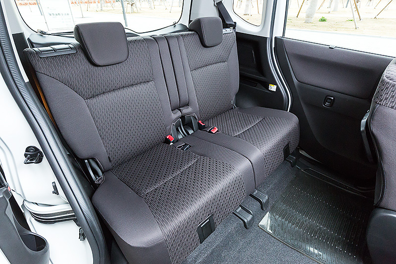 先代モデルからエンジンルームの最小化、ホイールベースを30mm延長するなどし、クラストップの居住空間を実現。また、後席スライドドアの開口長を先代モデルから＋60mmの640mmとし、乗降性も高められている