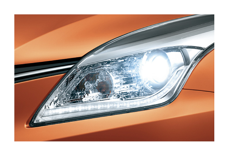 XT（写真）はディスチャージヘッドライト、XGはマルチリフレクターハロゲンヘッドライトを標準装備