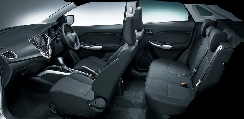 XTのインパネとキャビン。本革巻ステアリングを標準装備し、エアコンはフルオート式