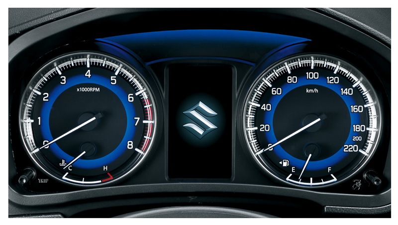 220km/hスケールのスピードメーターを備える2眼式メーター。中央のマルチインフォメーションディスプレイでは瞬間燃費や航続可能距離、シフトインジケーターなどを表示可能。さらにカラー表示となるセットオプションの装着車では、車両にかかっている走行Gをリアルタイム表示可能な「モーション表示」も追加される