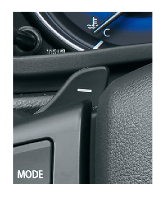 XTは6速ATの変速をマニュアル操作するパドルシフトを装備