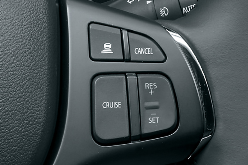 約40km/h～約100km/hの速度設定で追従走行する「アダプティブクルーズコントロール（ACC）」を全車標準装備