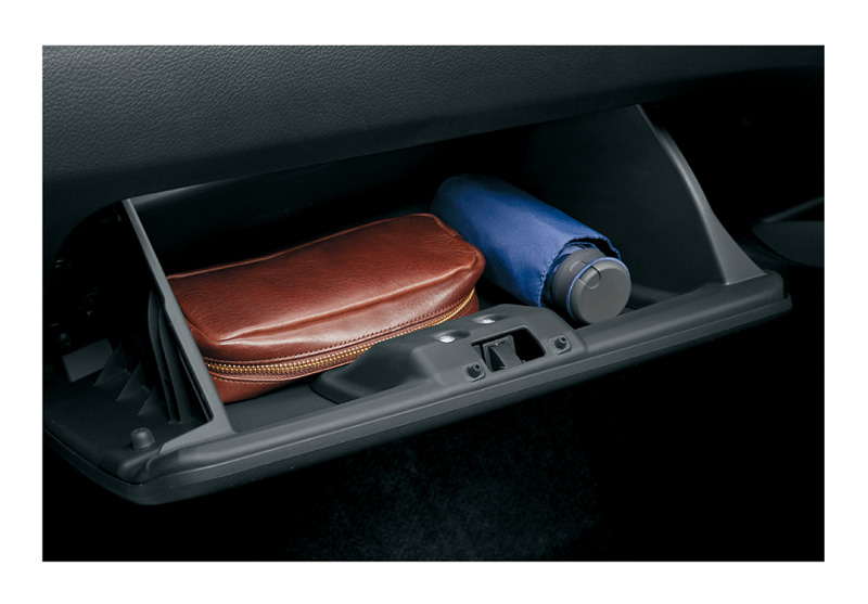 インパネロアポケットやセンターコンソールトレー＆センターコンソールドリンクホルダー、助手席シートバックポケットなど多彩な収納スペースを用意する