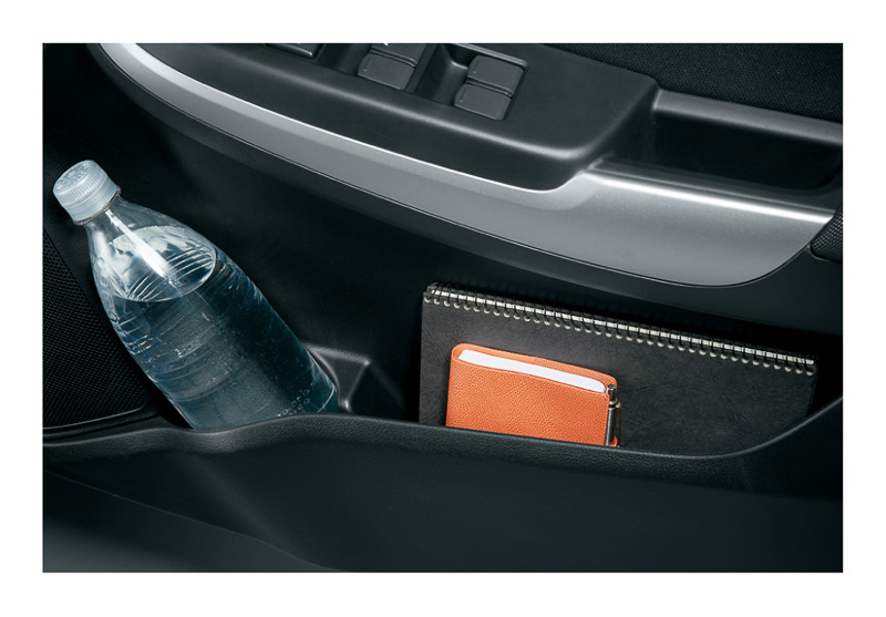 インパネロアポケットやセンターコンソールトレー＆センターコンソールドリンクホルダー、助手席シートバックポケットなど多彩な収納スペースを用意する