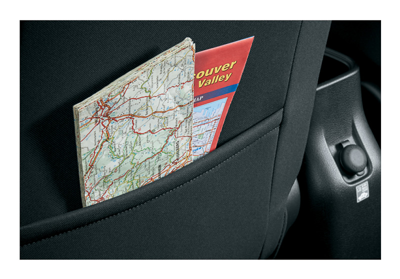 インパネロアポケットやセンターコンソールトレー＆センターコンソールドリンクホルダー、助手席シートバックポケットなど多彩な収納スペースを用意する