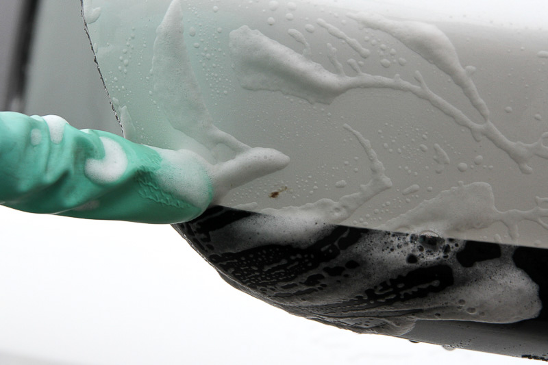 ドアミラーについた虫の死がいやタイヤハウス後方のピッチやタールは普通のシャンプー洗車だと落ちません