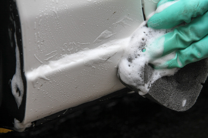 ドアミラーについた虫の死がいやタイヤハウス後方のピッチやタールは普通のシャンプー洗車だと落ちません