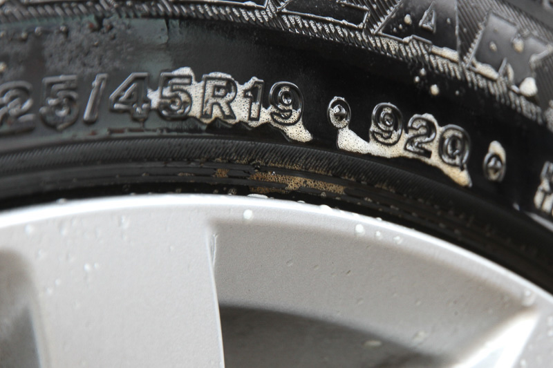 むしろタイヤの汚れが浮いてきたのにビックリ！　結構汚れてるんですね