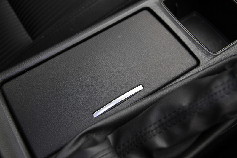 ドリンクホルダーのフタの部分。左が施工前、右が施工後。ちょっと付いていた汚れも落としつつ同時にツヤも出します