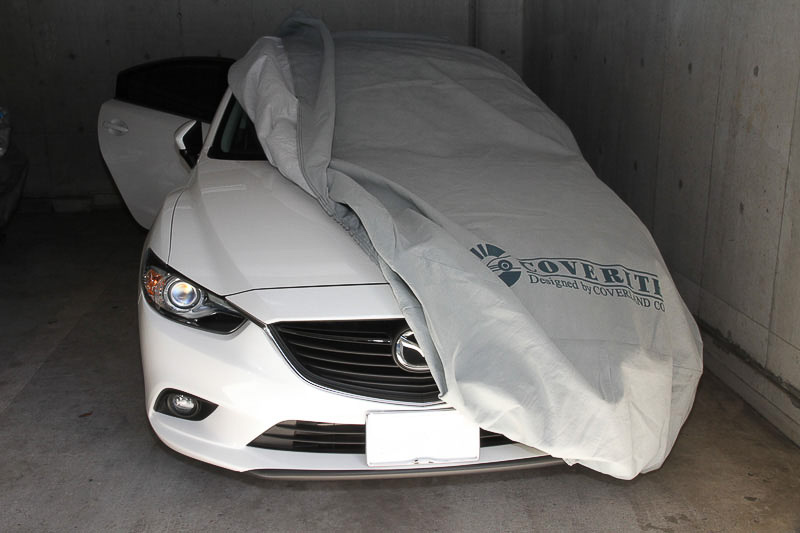 ボディカバーをめくると反対側にツルツルと滑り落ちてしまう。なにコレ？