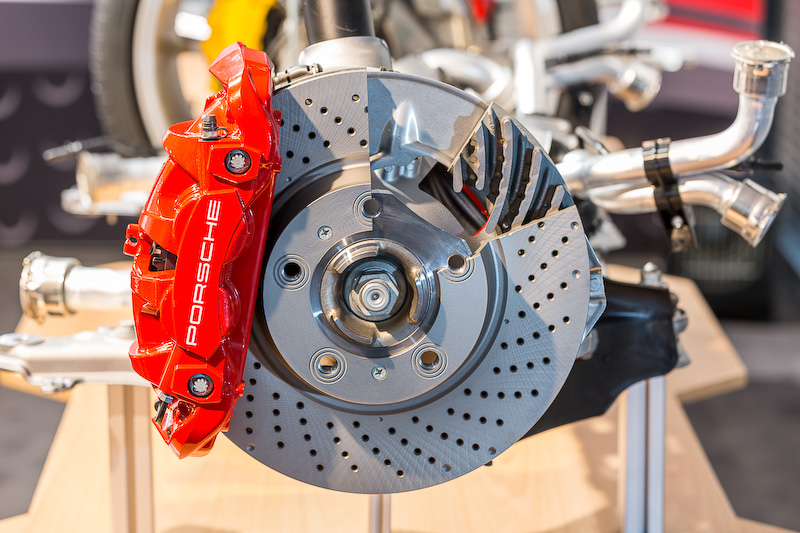 718 ボクスター、718 ボクスター Sともにサスペンションは前後マクファーソンストラットを採用。とりわけ横方向の安定性の向上を目指して大幅に見直されたというリアサスペンションでは、新たにラテラルメンバーを追加することでリアサブフレームを補強。加えてリアホイールも0.5インチワイド化するといった対策が施された