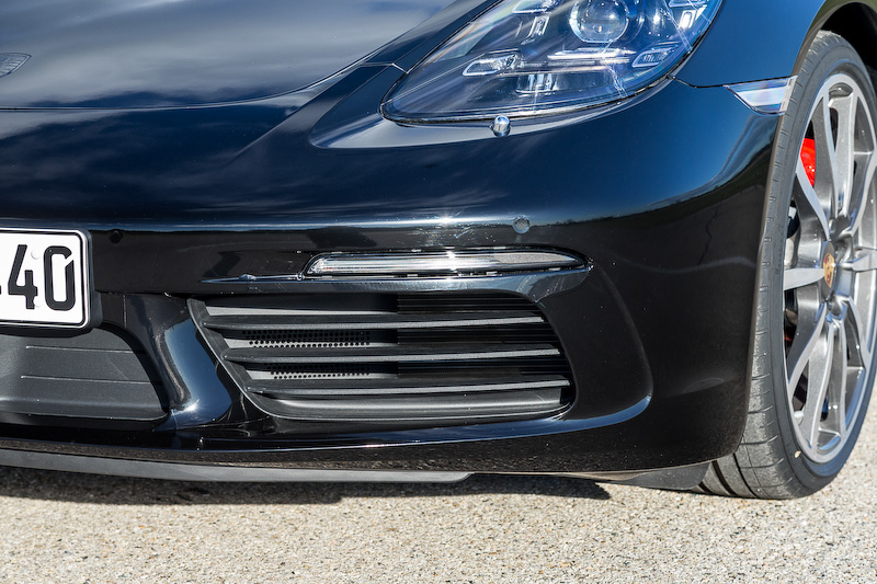 エクステリアではラゲッジコンパートメントリッドとフロントウィンドウを除くすべての部分を一新。フロント部は従来モデルよりもワイドな設計になるとともに、フロントの大型クーリングエアインテークは新ターボエンジンを搭載していることを表現。また、サイドビューでは2つのルーバーを備えた大型エアインテークパネルを、リアビューではテールランプをつなぐように配される“Porsche”のロゴが入ったアクセントストリップを採用するなどし、ダイナミックかつワイドなルックスを表現。718 ボクスター Sは19インチアルミホイールを標準装備するが、撮影車はオプションの20インチを装着している