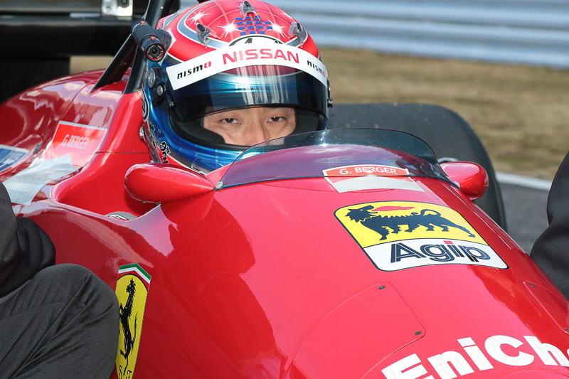 松田選手がフェラーリ F187をドライブ