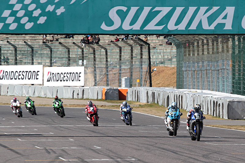 ル・マン式スタートでデモレースはスタートした