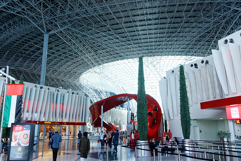 チケットカウンター前。オープンからしばらくたっているせいか、混雑していなかった