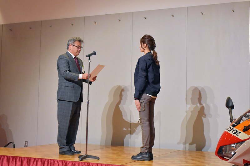 落合恭子さんが登壇して意気込みを語ったほか、抱氏からアンバサダーの委嘱状を受け取った