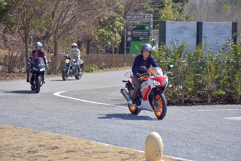 Moto Girls Livikaの3人は、3月19日にリニューアルオープンした「森と星空のキャンプヴィレッジ」に移動