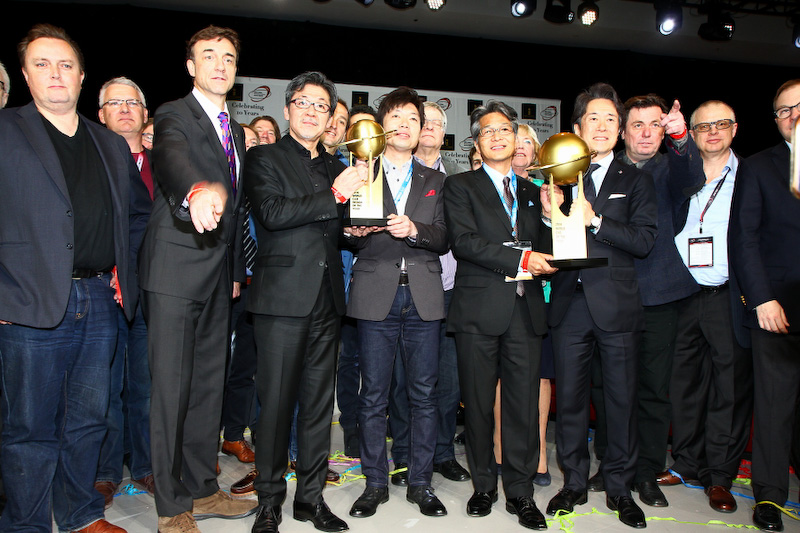 チーフデザイナ－の中山雅氏、執行役員デザイン本部長の前田育男氏も加わり受賞のフォトセッションに収った