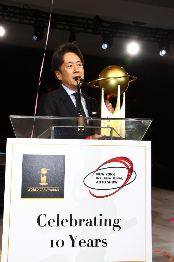 マツダ株式会社 常務執行役員でマツダモーターオブアメリカinc.社長兼CEOの毛籠勝弘氏は「カー・オブ・ザ・イヤー、デザインアワードともにMX-5にとっては非常に重要な賞を取ることができました。パフォーマンスとデザインともに評価されたことが嬉しいです」と語った