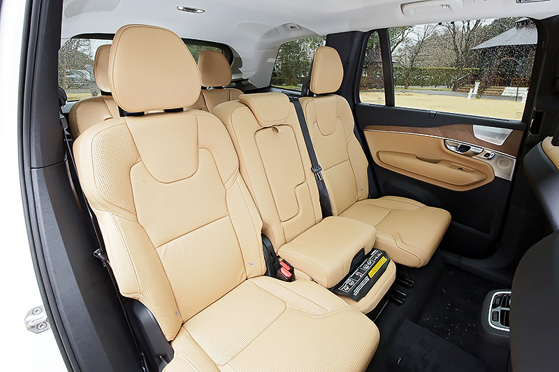 2列目の中央席はインテグレーテッドチャイルドクッション機能が備わる