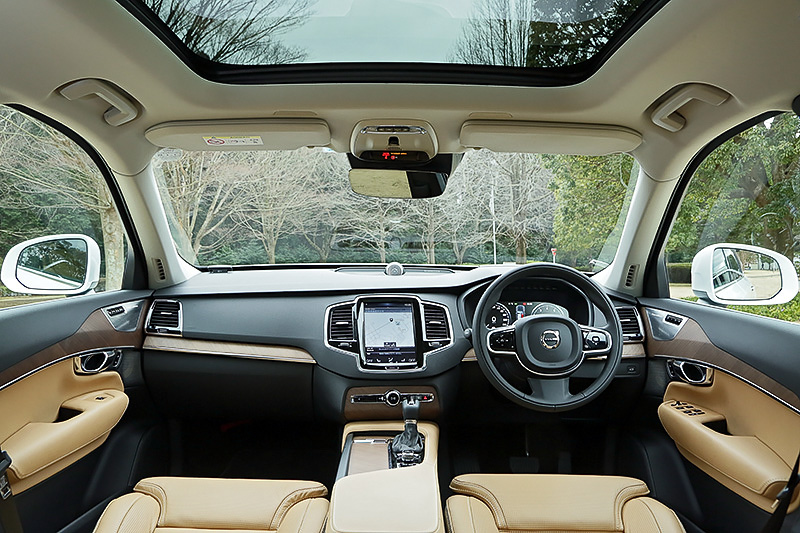 インテリアカラーはチャコールで、アンバーカラーのシートは「T6 AWD Inscription」に標準装備となるパーフォレーテッド・ファインナッパレザーを採用