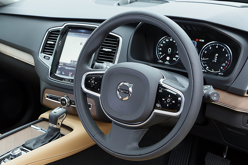 本革巻きのステアリングホイール。「T6 AWD Inscription」ではステアリングヒーターを標準装備