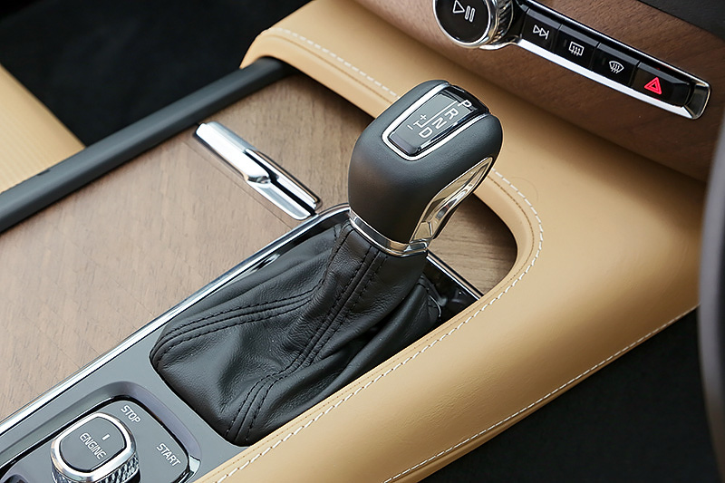 オレフォス（Orrefors）製のクリスタルを組み合わせるシフトノブ。トランスミッションは全車8速ATを組み合わせる