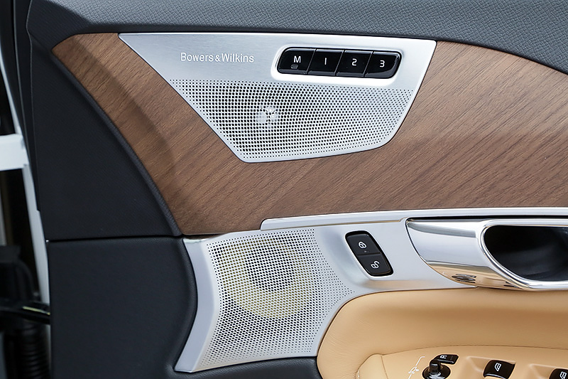 こちらもオプション設定のBowers＆Wilkinsプレミアム・サウンド・オーディオシステム（1400W、19スピーカー）