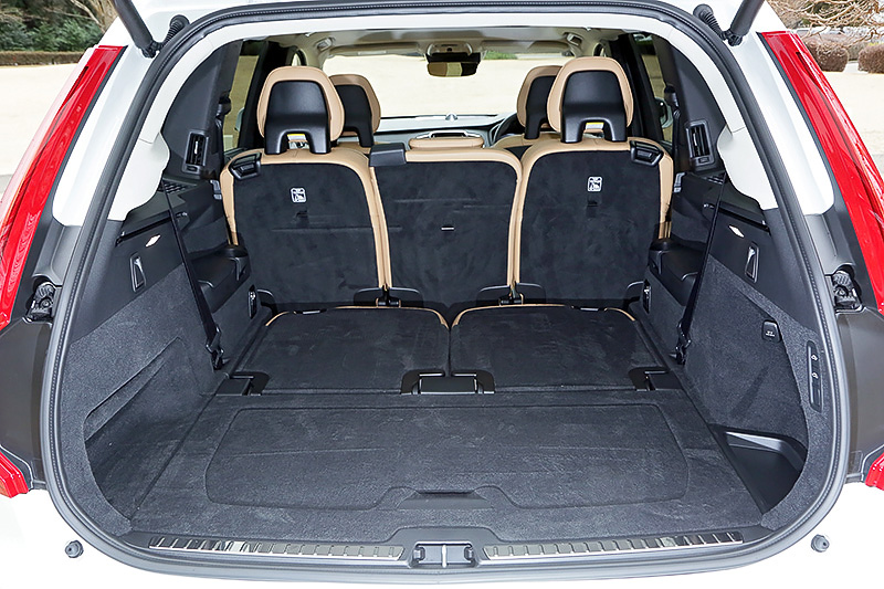 2列目シートは40：20：40の3分割可倒式、3列目シートは50：50の分割可倒式。「T6 AWD Inscription」は2列目シートにもシートヒーターが標準装備される