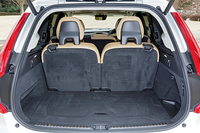 2列目シートは40：20：40の3分割可倒式、3列目シートは50：50の分割可倒式。「T6 AWD Inscription」は2列目シートにもシートヒーターが標準装備される