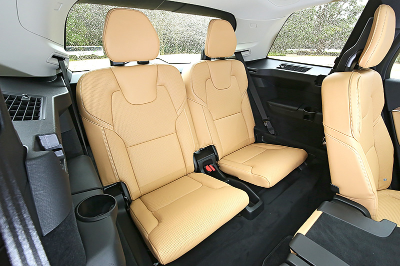 3列シートレイアウトを採用