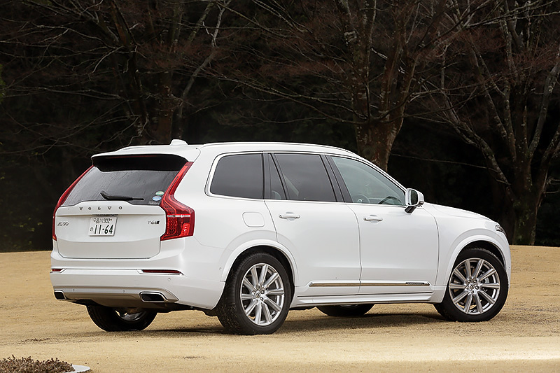 今回試乗したのはスーパーチャージャー付きの直列4気筒 2.0リッター直噴ガソリンターボエンジンを搭載する7人乗り（3列シート）の「T6 AWD Inscription」。トランスミッションは8速ATで、4輪を駆動する。オプションのエアサスペンションなどを搭載しており、ボディサイズは4950×1960×1760mm（全長×全幅×全高。標準サスペンションでは15mm高くなる）、ホイールベース2985mm。ボディカラーはクリスタルホワイトパールメタリック。車両本体価格は909万円