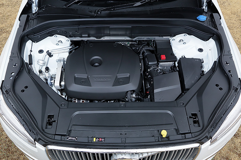 スーパーチャージャー付き直列4気筒 2.0リッター直噴ガソリンターボエンジンは最高出力235kW（320PS）/5700rpm、最大トルク400Nm（40.8kgm）/2200-5400rpmを発生。JC08モード燃費は11.7km/Lだが、オプションのサンルーフ、エアサスペンション装着車は11.4km/Lとなる