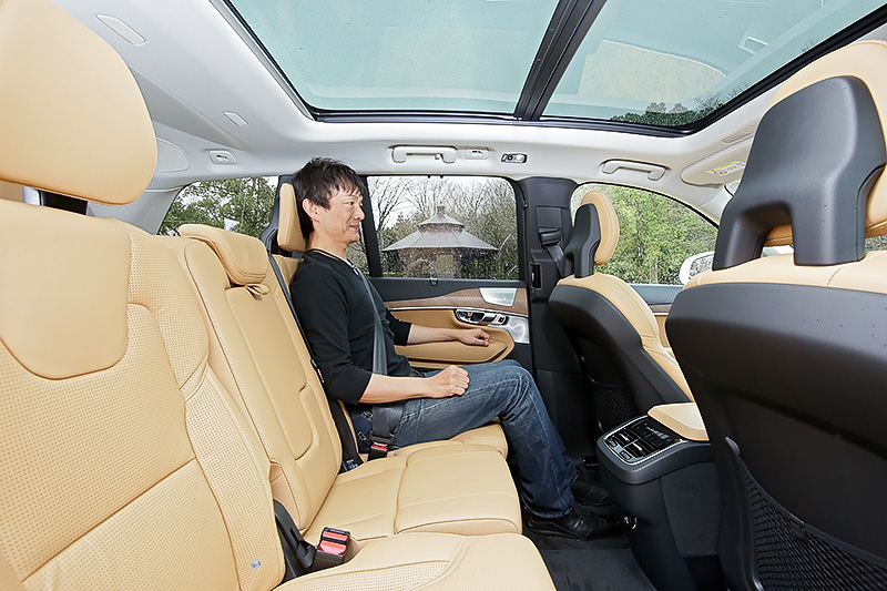 2列目シートと3列目シートに座ってみたところ。3列目シートはタイトではあるが対応身長が従来の160cmから170cmになり、広くなったことが実感できる