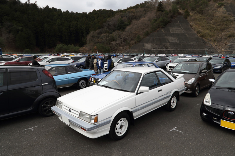 オーナーズミーティングは参加車の駐車場ウォッチングも楽しい