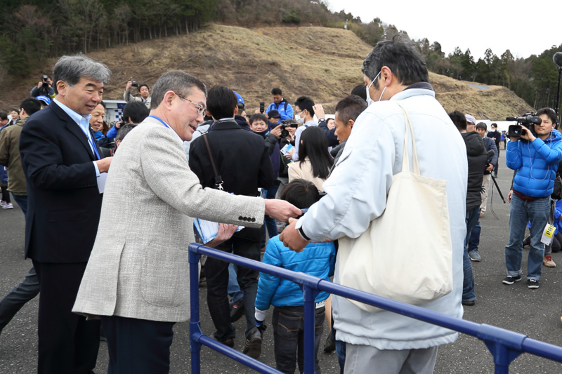 来場者を自ら迎えパンフレットを渡す吉永社長
