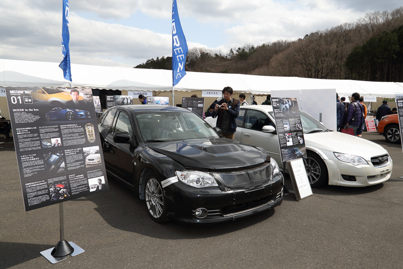 インプレッサやレガシィを切り貼りしたようなこの車両。実はBRZ/86の開発のためのものだ。中を覗いてみるとステアリングはトヨタのものであった
