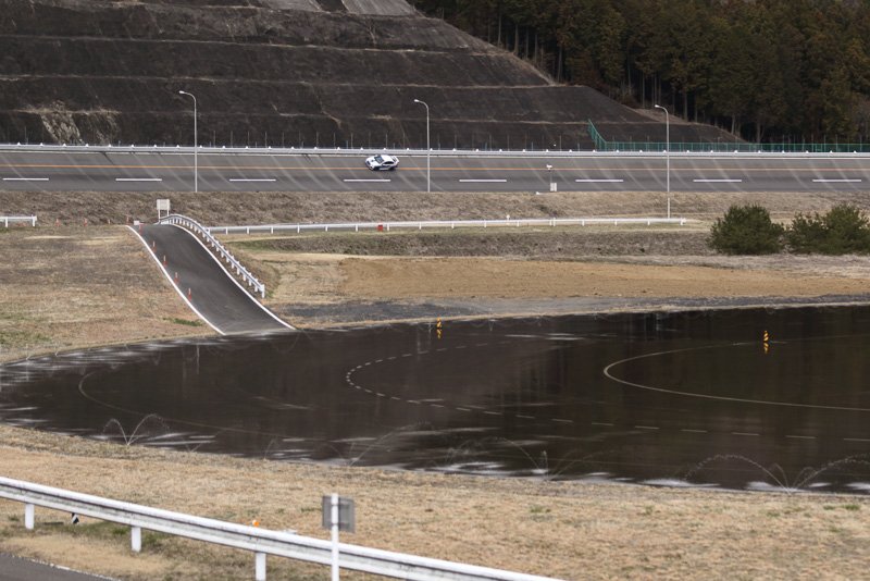 参加者を乗せてバンクの最上段を走行するWRX